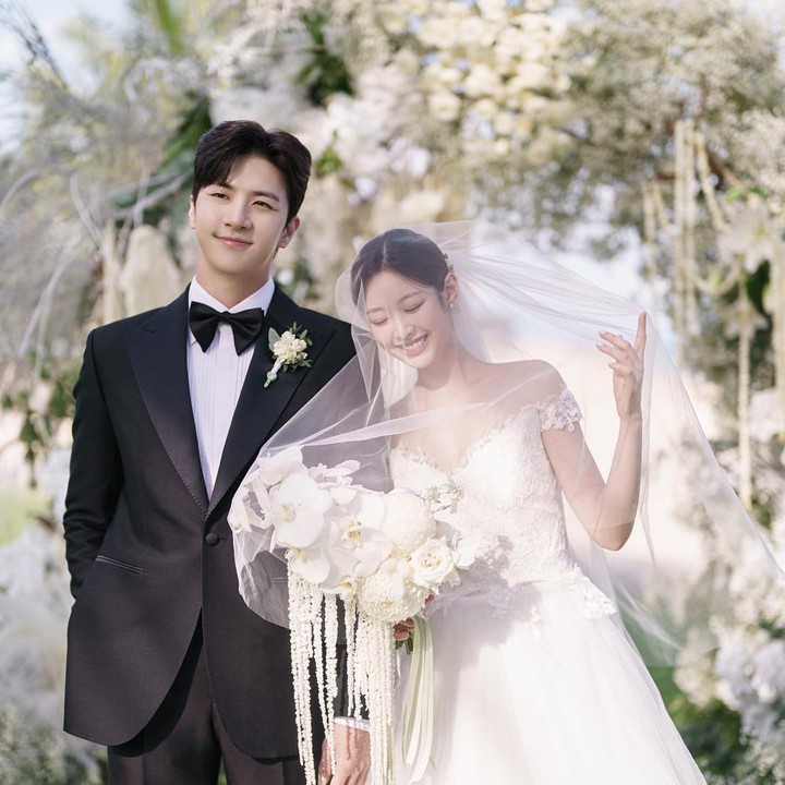 <p>Thunder MBLAQ dan Mimi eks Gugudan menggelar pernikahan pada Mei 2024. Sebelumnya, pasangan ini melakukan sesi prewed di Bali, Indonesia. (Foto: Instagram @mimi01o1 dan @hiptriever)</p>