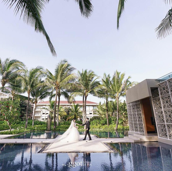 <p>Diketahui, pemotretan ini berlangsung di salah satu hotel mewah di Bali. Melalui <em>caption,</em> Thunder juga meninggalkan kalimat manis untuk Mimi, nih. "Yang saya pelajari dari pemotretan pernikahan dengan Mimi di Bali, bahwa dunia ini begitu besar, indah, dan saya sangat kecil di tengah-tengahnya," tuturnya. (Foto: Instagram @mimi01o1 dan @hiptriever) <br /><br /><br /></p>