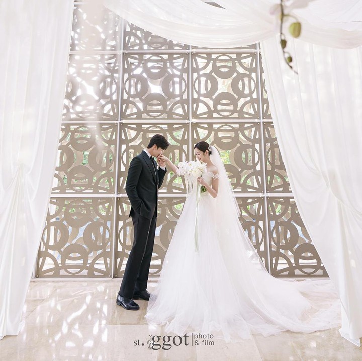 <p>Tak sampai di sana, pria dengan nama lengkap Park Sang Hun dan eks member MBLAQ ini juga menyebut Mimi sebagai semestanya dan akan selalu bahagia bersama. "Ke mana pun saya pergi di dunia ini, selama saya memiliki Mimi, saya akan bahagia," tuturnya.(Foto: Instagram @mimi01o1 dan @hiptriever) <br /><br /><br /></p>