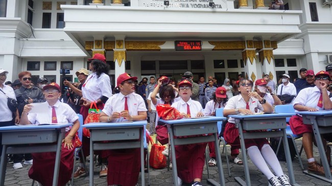Kelompok masyarakat sipil Warga Jogja Pro Demokrasi menggelar aksi teatrikal di depan kantor KPU Yogyakarta sebagai bentuk protes soal pelaksanaan Pemilu 2024.
