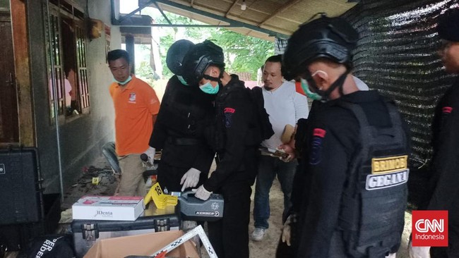Polres Pamekasan, Jawa Timur, menangkap pelaku pengeboman rumah Ketua KPPS di Desa Nyakabu Daya yang terjadi pada Senin (19/2).