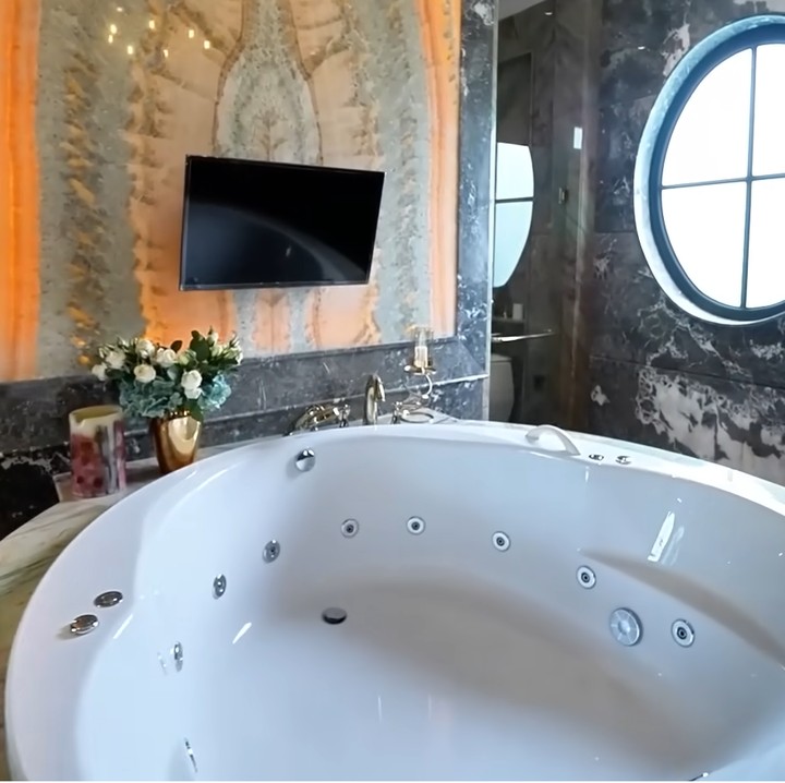 <p>Kamar mandi pribadi Reza Gladys juga terlihat sangat mewah dengan <em>jacuzzi</em> warna putih. Kamar mandi tersebut juga dilengkapi dengan dua wastafel dan dua toilet duduk di area yang berbeda. (Foto: YouTube AH)</p>