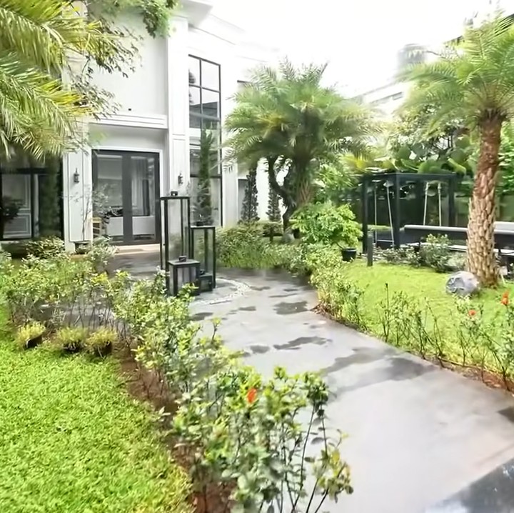 <p>Rumah mereka juga dilengkapi dengan halaman terbuka yang cukup luas. Di area ini, udara terasa lebih sejuk dengan berbagai tanaman hias. (Foto: YouTube AH)</p>