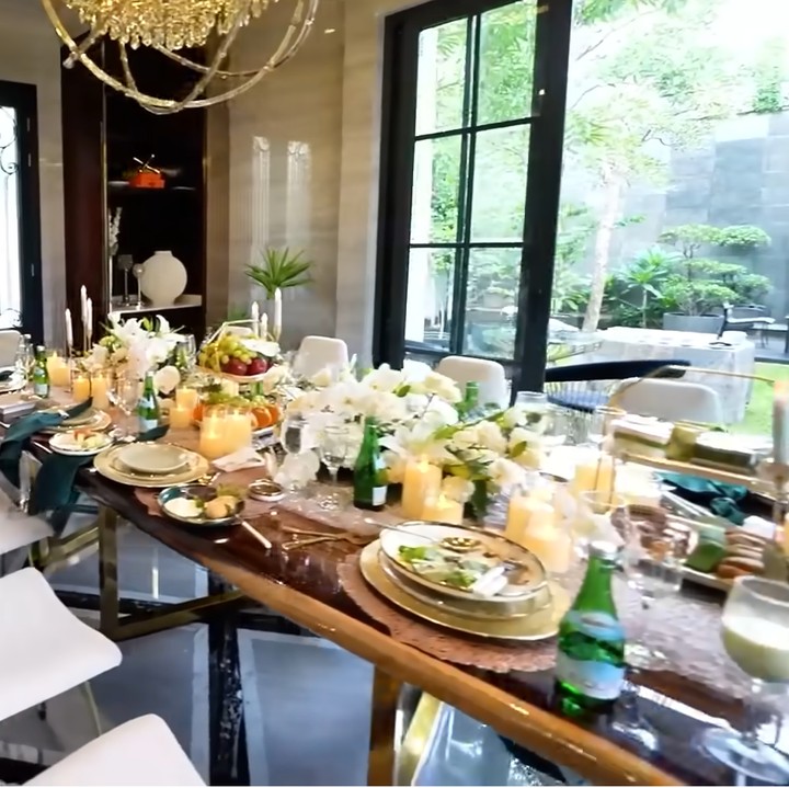 <p>Gaya modern klasik mendominasi interior rumah mereka. Gladys dan suaminya banyak menggunakan lampu gantung atau chandelier dan lilin bak di kerajaan untuk jamuan makan. "Tema desainnya campur-campur, modern klasik," (ujarnya.Foto: YouTube AH)</p>