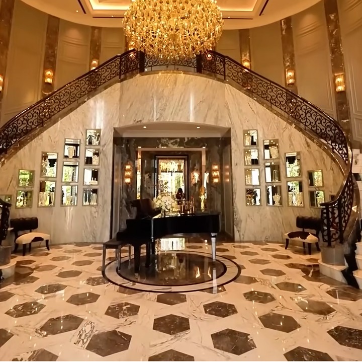 <p>Interior rumah Reza Gladys didesain dengan sangat mewah menyerupai hotel bintang lima. Saat memasuki rumah, tamu akan terasa seperti berada di dalam <em>lobby</em> hotel. (Foto: YouTube AH)</p>