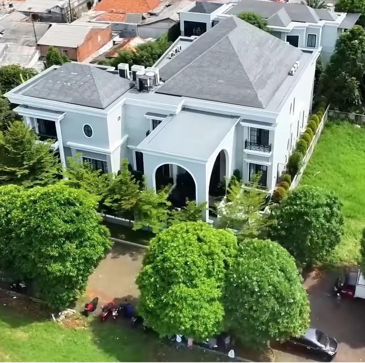 <p>Dokter Reza Gladys merupakan pengusaha skincare yang eksis di media sosial. Bersama suaminya, mereka berhasil menjalani bisnis tersebut hingga sukses membangun rumah idaman. (Foto: YouTube AH)</p>
