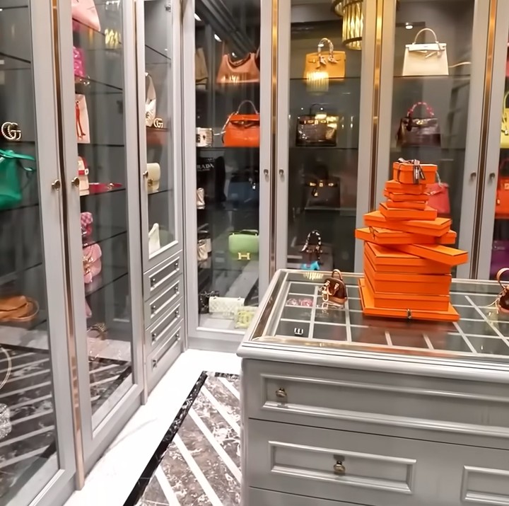 <p>Tak jauh dari kamar mandi, terdapat kloset untuk menyimpan koleksi tas hingga parfum Reza Gladys. Salah satu koleksi favoritnya adalah tas Hermes berwarna pink pemberian sang suami. (Foto: YouTube AH)</p>