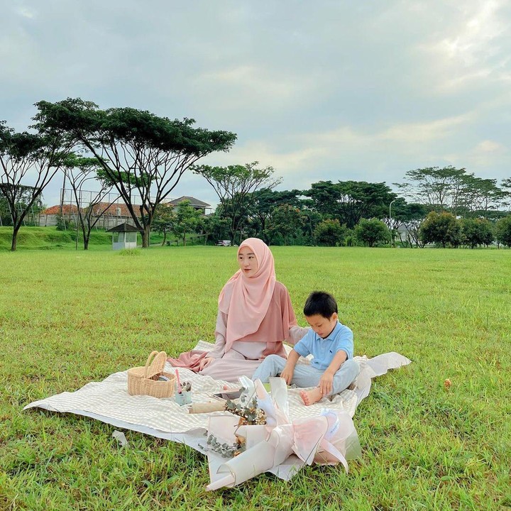 <p>Sebelum menikah dengan Ikram, Larissa sempat menikah dengan Alvin Faiz dan melahirkan seorang putra bernama Muhammad Yusuf Alvin Ramadhan. Kehamilan Larissa menjadi kebahagian juga untuk Yusuf karena ia akan segera menjadi kakak. (Foto: Instagram: @larissachou)</p>