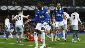 FOTO: Everton Tinggalkan Zona Degradasi