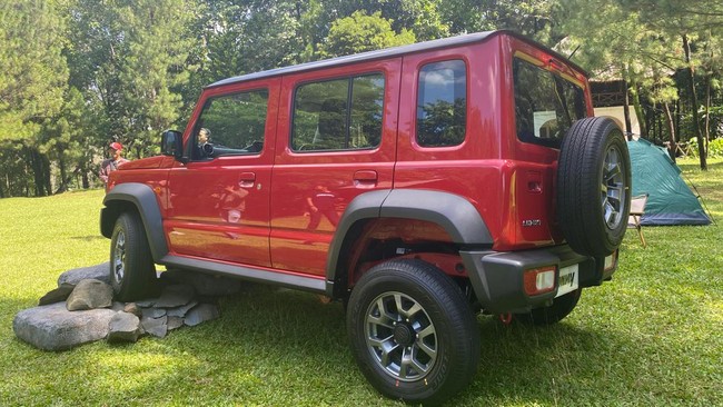 Saat diumumkan pertama kali, harga Suzuki Jimny 5 Pintu dibanderol Rp462 jutaan hingga Rp472 jutaan untuk varian transmisi otomatis.