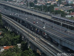 Ada Mobil Gangguan di Tol Layang MBZ Km 16 Arah Cikampek, Lalin Padat