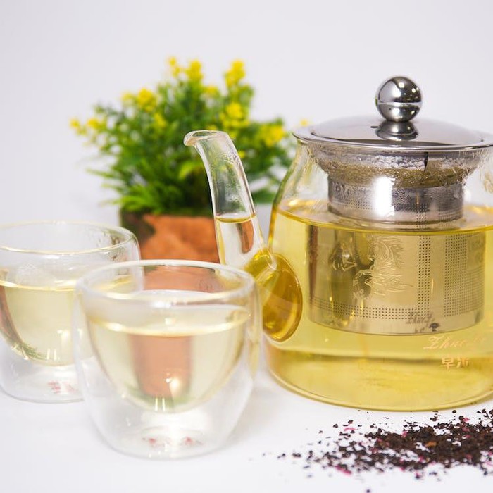 Teh tidak boleh diminum bersamaan dengan obat karena bisa mengganggu kerja obat (Teh/Foto: pexels.com/Teejay)