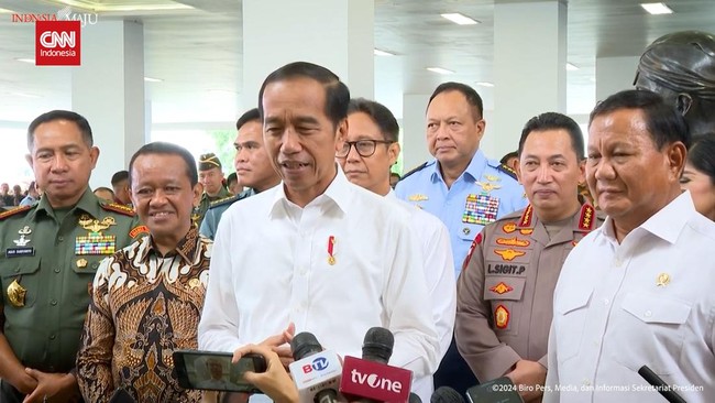 Presiden Jokowi resmi menyematkan pangkat kehormatan berupa jenderal bintang empat kepada Menteri Pertahanan Prabowo Subianto, Rabu (28/2).