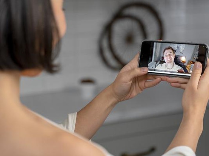 Tips Mengurangi Rasa Takut saat Menonton Film Horor di Rumah/ Foto: Freepik/Freepik