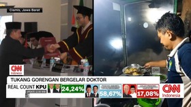 VIDEO: Tukang Gorengan Bergelar Doktor