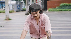 Musisi Vincent Rompies menyamar menjadi kru gitar Erros Candra, gitaris Sheila On 7, saat bandnya tampil di festival musik tersebut.