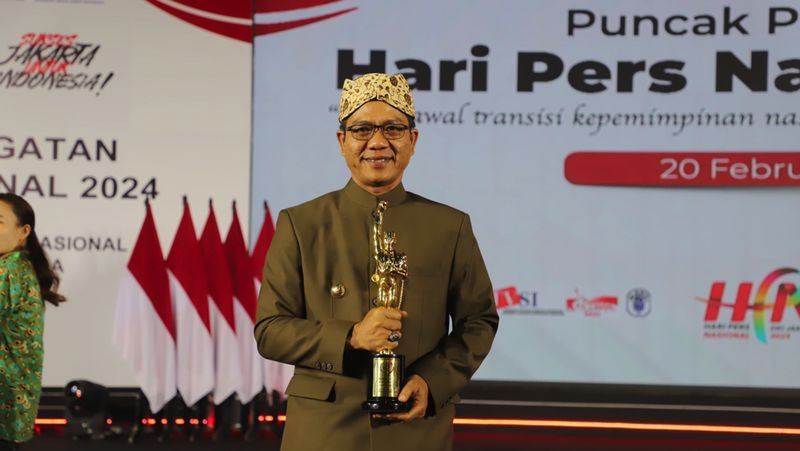 Bupati Bandung, Dadang Supriatna, kembali meraih penghargaan tingkat nasional, yakni Anugerah PWI Pusat dari Persatuan