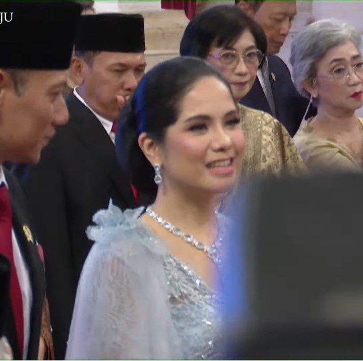 <p>Saat mendampingi suami, Annisa Pohan menjadi sorotan dengan penampilannya yang elegan. Ia tampil anggun memakai kebaya berwarna biru muda. Tedapat aksen bunga yang menghiasi busana tersebut. Ia tampak semakin memesona dengan rambut yang disanggul. (Foto: YouTube Sekretariat Presiden)</p>