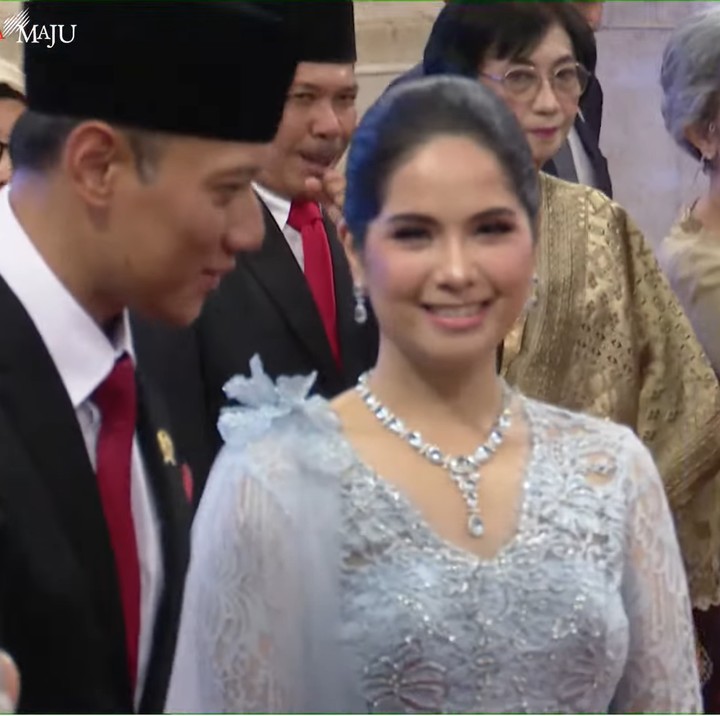 <p>Annisa Pohan dan AHY tiba di Istana Kepresidenan, Selasa (21/2/2024) untuk menghadiri pelantikan. Mereka memberi hormat dan bersalaman dengan Presiden Joko Widodo (Jokowi) usai acara pelantikan. (Foto: YouTube Sekretariat Presiden)</p>