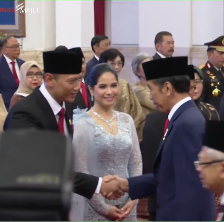 <p>Agus Harimurti Yudhoyono (AHY) resmi dilantik sebagai Menteri Agraria dan Tata Ruang (ATR)/Kepala Badan Pertanahan (BPN). Annisa Pohan ikut mendampingi suaminya pada hari pelantikan. (Foto: YouTube Sekretariat Presiden)</p>