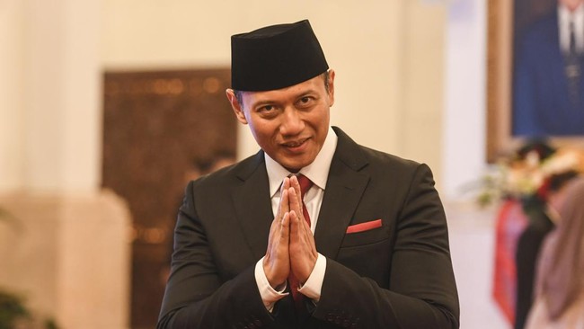 Agus Harimurti Yudhoyono (AHY) resmi menjadi Menteri Agraria dan Tata Ruang atau Kepala Badan Pertanahan Nasional pada Rabu (21/2). Berikut besaran gajinya.