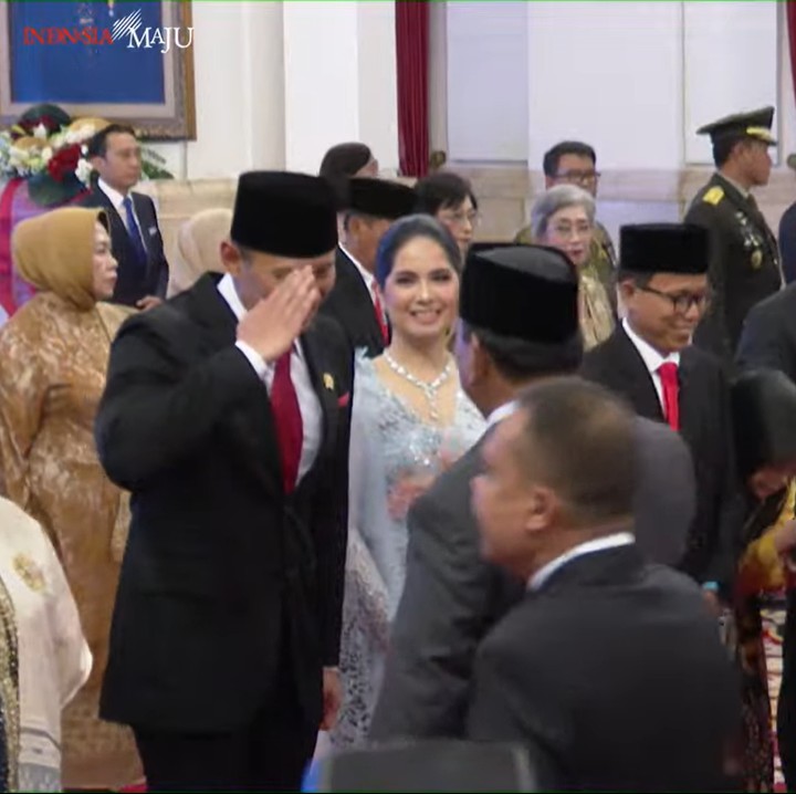 <p>Tampil memesona mendampingi pelantikan sang suami, gaya Annisa Pohan tak luput dari riasan MUA Barry Irawan dan tata rambut dari <em>hairstylist</em> Bhuto Hairdoo. (Foto: YouTube Sekretariat Presiden)</p>