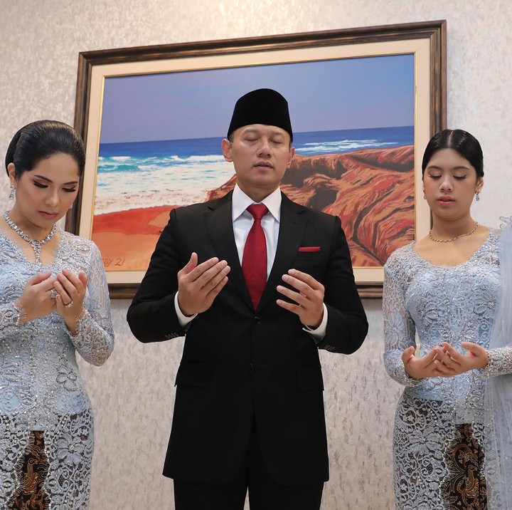 <p>Annnisa rupanya tampil kompak bersama sang putri, Almira Tunggadewi Yudhoyono yang mengenakan kebaya bermodel serupa. Annisa beserta suami dan anak sama-sama berdoa sebelum mengikuti pelantikan. <em>"Bismillahirrahmanirrahim.."</em> tulis AHY di keterangan foto. (Foto: Instagram @agusyudhoyono)</p>