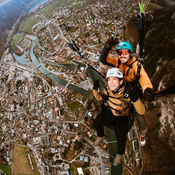 <p>Ariel NOAH membagikan potret baru di akun Instagram pribadi, Bunda. Dalam unggahan tersebut, ia terlihat tengah menikmati pemandangan Interlaken di Swiss dari ketinggian sambil paralayang. (Foto: Instagram @arielnoah)<br /><br /><br /></p>