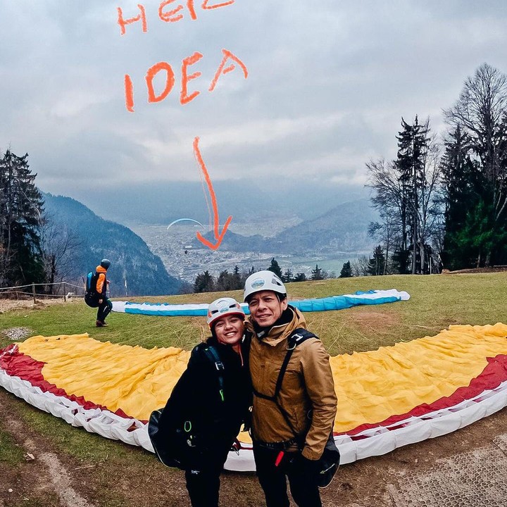 <p>Liburan kali ini, Ariel membawa serta sang ibunda dan putri semata wayangnya, Alleia Anata Irham. Dan siapa sangka, ternyata pengalaman paralayang ini merupakan ide sang putri. (Foto: Instagram @arielnoah)<br /><br /><br /></p>