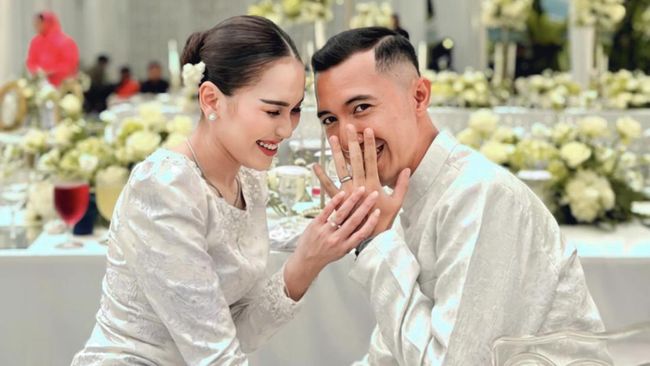 Ayu Ting Ting telah putus dari tunangannya, Muhammad Fardhana, sehingga otomatis rencana pernikahan keduanya sirna.