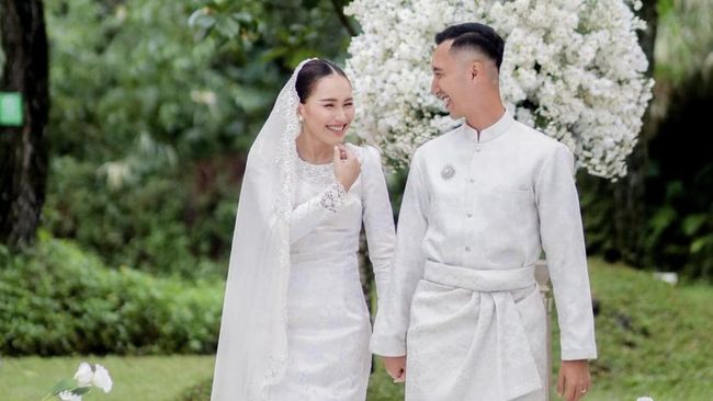 Ayu Ting Ting membantah alasan dirinya putus hubungan dengan Muhammad Fardhana karena faktor ekonomi.