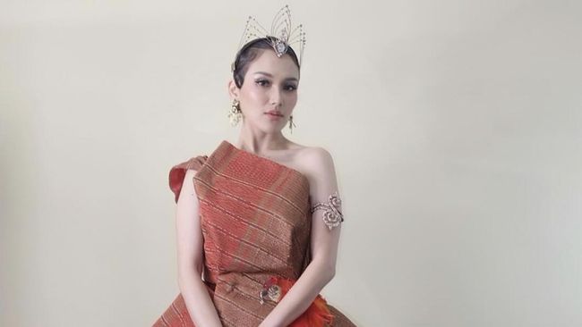 Ayu Ting Ting menunjukkan laporan kepolisian yang menampilkan barang-barang milik temannya yang dirampok saat berada di Amerika.