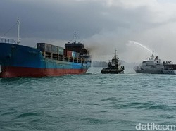 KM Alexindo 8 Terbakar di Batam, Bakamla RI Evakuasi 15 ABK