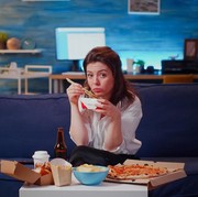 Lapar Tengah Malam Tapi Takut Bikin Gendut, 4 Camilan Sehat Ini Solusinya!