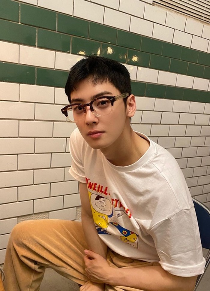 Cha Eunwoo ASTRO menampilkan boyish charm dengan perpaduan rambut cepak dan kacamata browline./ Foto: Instagram/eunwo.o_c