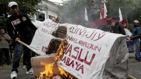 FOTO: Demonstran Aliansi Madura Aksi Bakar Keranda di Bawaslu Surabaya