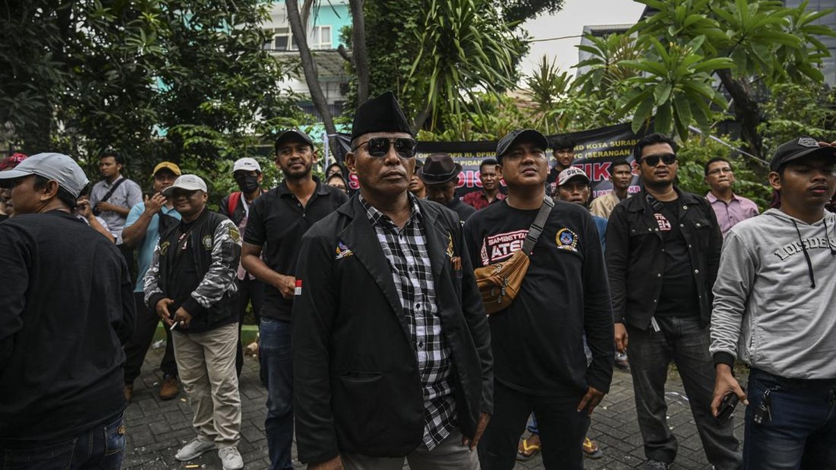 FOTO: Demonstran Aliansi Madura Aksi Bakar Keranda di Bawaslu Surabaya