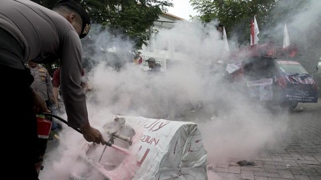 FOTO: Demonstran Aliansi Madura Aksi Bakar Keranda di Bawaslu Surabaya
