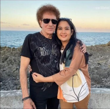 7 Potret Ahmad Albar & Istri Daun Muda Beda 37 Tahun Rayakan Anniversary Saling Peluk