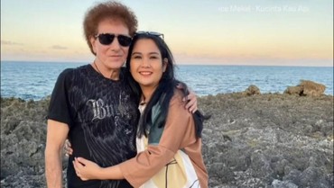 7 Potret Ahmad Albar & Istri Daun Muda Beda 37 Tahun Rayakan Anniversary Saling Peluk
