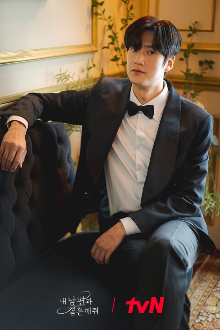 Di sisi lain, karakter Yoo Ji Hyuk tak memukau dengan balutan tuxedo serta bagian depan rambutnya yang dibuat lebih bervolume sehingga menekankan kesan lembut dan manis di hari istimewanya./ Foto: instagram.com/tvn_drama