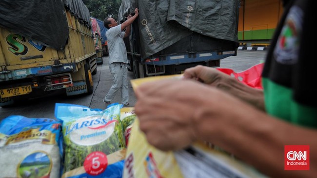 Stok beras premium sejumlah gerai ritel seperti Indomaret dan Alfamart di kawasan Jakarta Selatan (Jaksel) masih tipis jelang Ramadan.