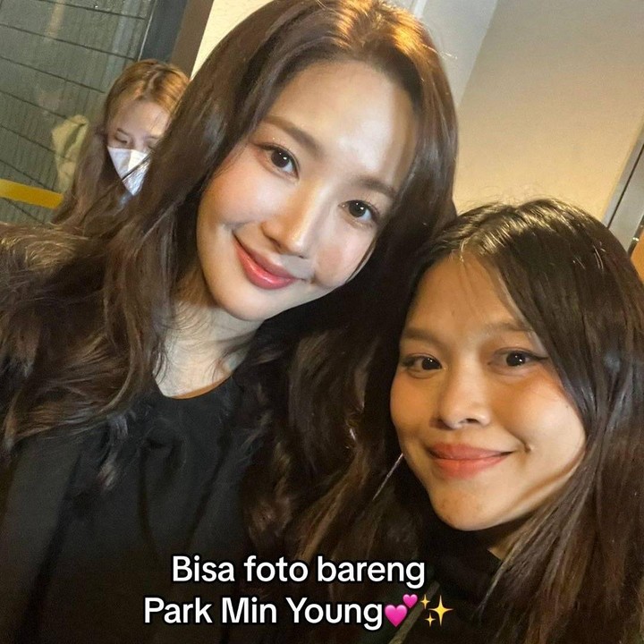 <p>Selain itu, Fauzia juga bertemu dan foto berduaan dengan aktris cantik Park Min Young, nih. "Bisa foto bareng Park Min Young," ujarnya dengan emotikon hati. (Foto: TikTok fauziaahanum)<br /><br /><br /></p>