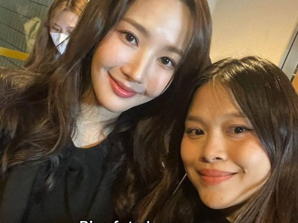 Kerja Bareng Lyodra, Intip 7 Potret MUA Ini Foto Bareng Artis Ternama Korea