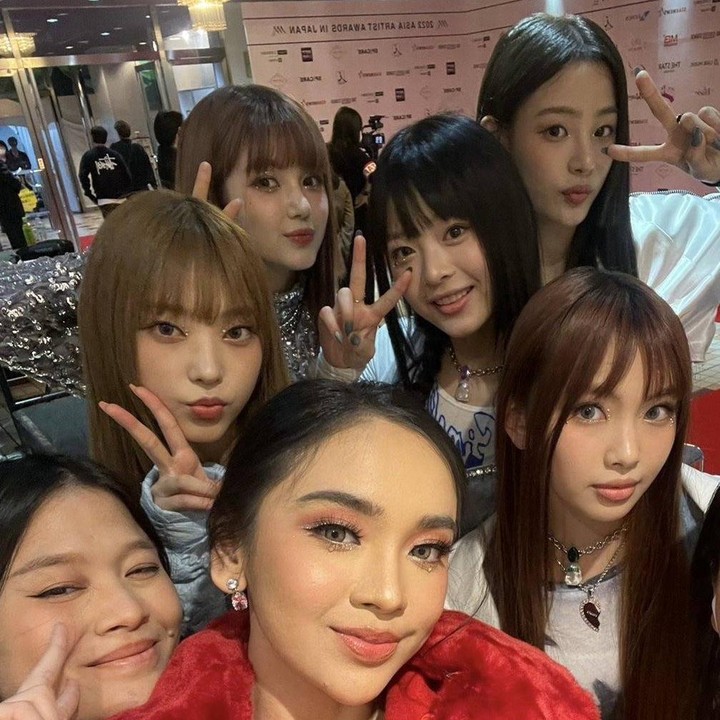 <p>Dalam momen tersebut, Fauzia berkesempatan untuk bertemu dengan artis ternama Korea dan tak melewatkan kesempatan tersebut untuk mengajak para bintang untuk foto bersama. Berikut saat ia dan Lyodra mengabadikan momen bareng girl group NewJeans. (Foto: TikTok fauziaahanum)<br /><br /><br /></p>