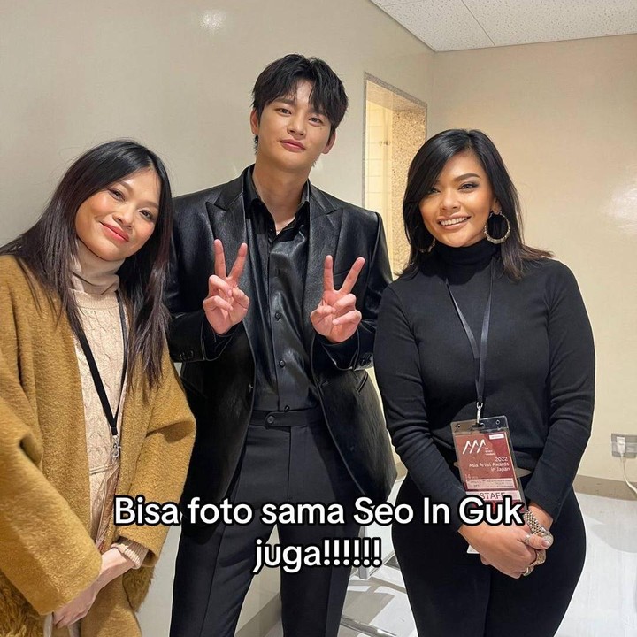 <p>Terakhir, Fauzi turut mengabadikan momen bareng aktor Seo In Guk. Wah, pengalaman yang sangat berharga, ya? (Foto: TikTok fauziaahanum)</p>