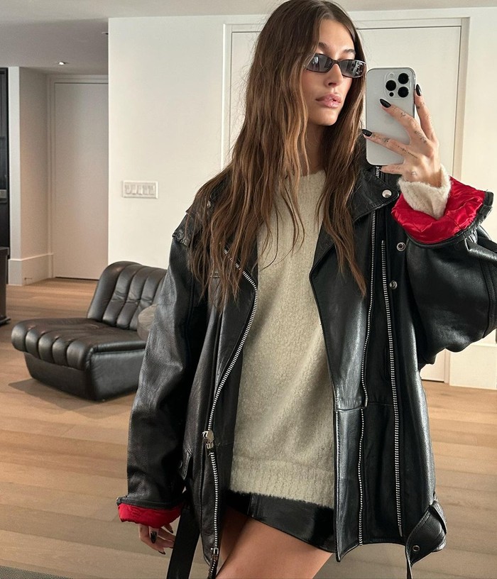 Hailey Bieber Inspirasi OOTD Nonton Konser Avenged Sevnfold