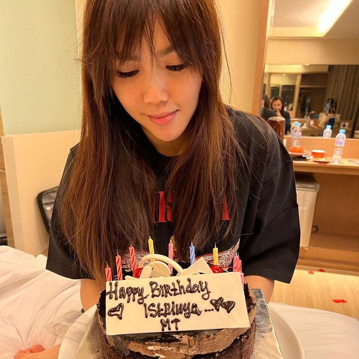 <p>Seperti potret yang satu ini ketika Ello merayakan ulang tahun Cindy. Ia pun sering menyelipkan kata-kata romantis dalam unggahan tersebut. "<em>Happy birthday</em> istrinya @cindymariatahitoe..<em> i love youuu</em>!!!!" tulis Ello. (Foto: Instagram@marcello_tahitoe)</p>
