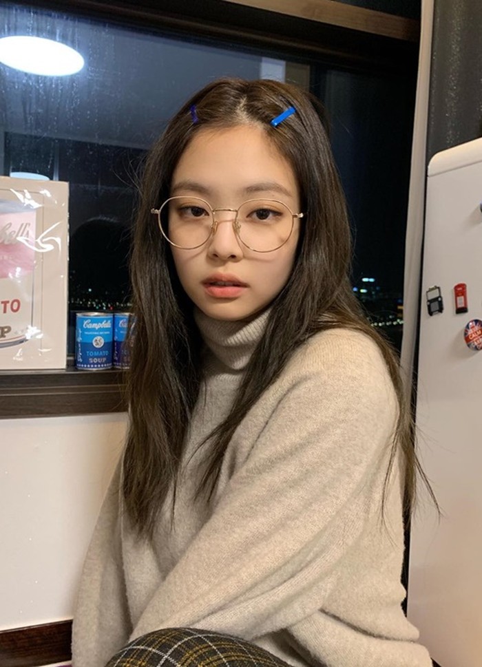 Jennie BLACKPINK semakin imut dengan wajah tanpa makeup dan kacamata wire frame./ Foto: Instagram/jennierubyjane