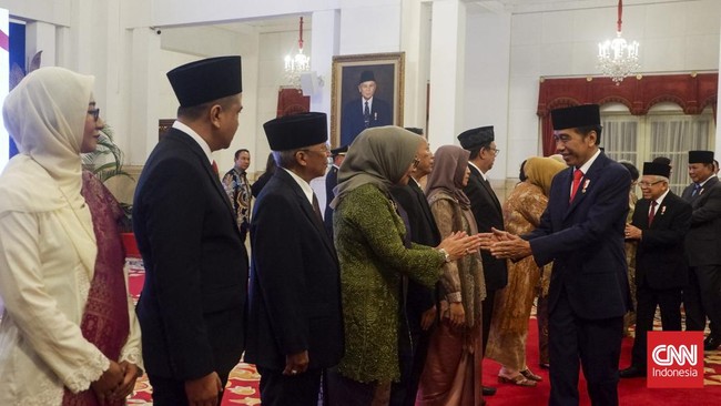 Presiden Joko Widodo melantik sembilan orang anggota Komisi Kejaksaan RI masa jabatan 2024-2028.